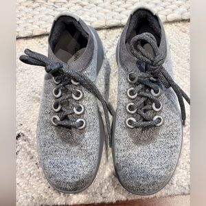 Women’s Allbirds wool grey runner size 8.5 excellent condition.